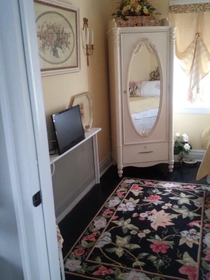 The Guest House At The Regina House Tea Room Moosic Room photo